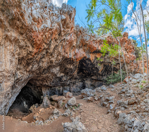 Skotino, Kreta – Antike Tropfsteinhöhle Agia Paraskevi mit Kalksteinformationen, aufgenommen im Dezember 2025, mit mystischer Lichtstimmung und sakraler Atmosphäre  