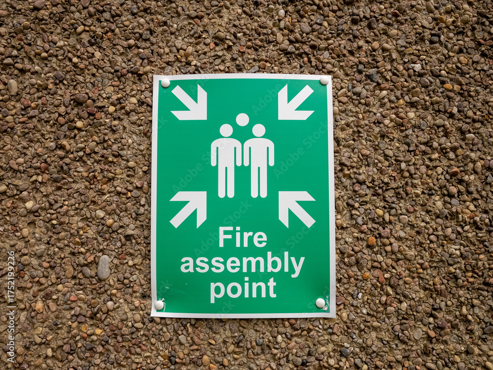 Obraz premium Green fire assembly point sign on wall