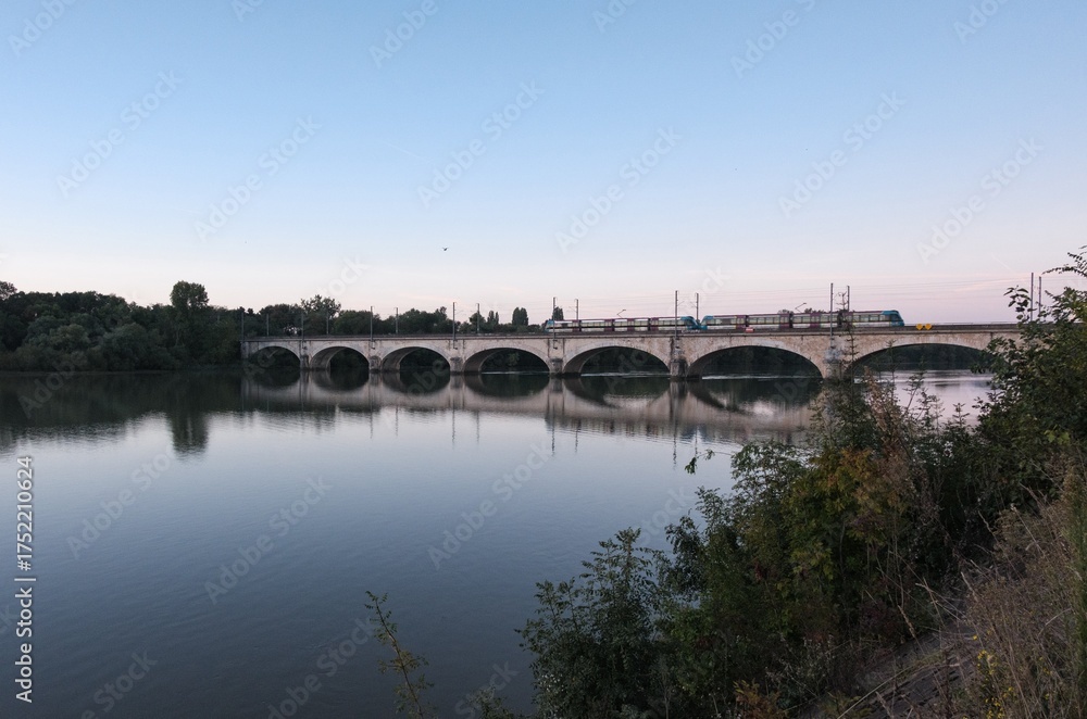 Fototapeta premium Le Pont ferroviaire de la Vendée à Nantes : Reflet Silencieux