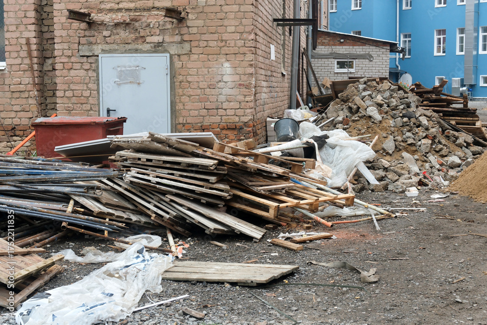 Obraz premium Construction site rubble and wood pallets creating mess