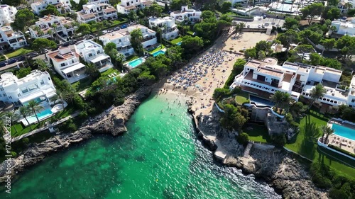 Wunderschöner Strand mit Türkisem Wasser in Mallorca.