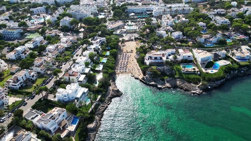 Strand in Mallorca, angrenzend an einer Kleinstadt. 