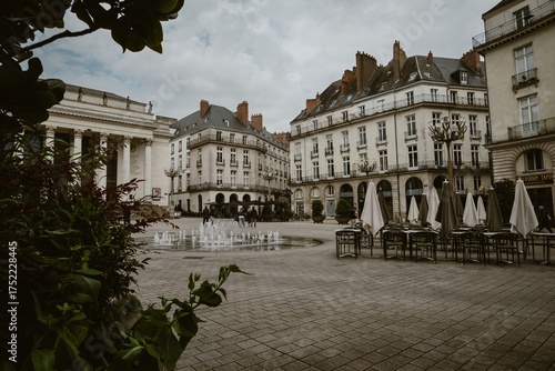 Tableau sur toile Façades Classiques et Jeu d'Ombres Urbaines à Nantes