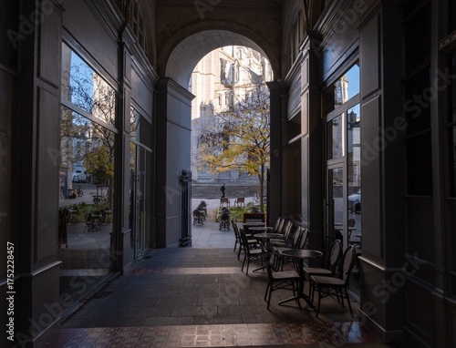 Tableau sur toile Façades Classiques et Jeu d'Ombres Urbaines à Nantes