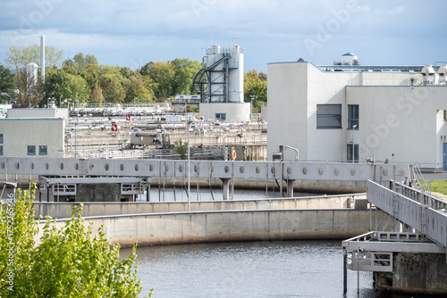 Kläranlage zur Abwasserreinigung und Wasseraufbereitung: Industrieanlage in städtischer Umgebung.