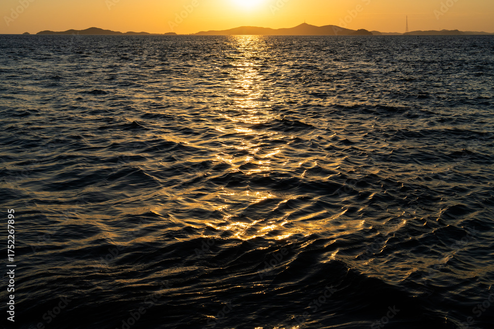 Obraz premium idyllic seascape with sunlight reflections on the sea during sunset