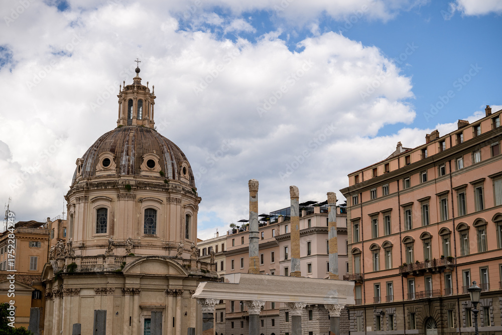 Obraz premium Historic dome church and ancient columns with classic architecture under cloudy sky in Rome