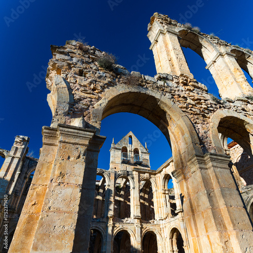 Foto Ruins of the Monastery of Santa María de Rioseco in the Manzanedo Valley, in the