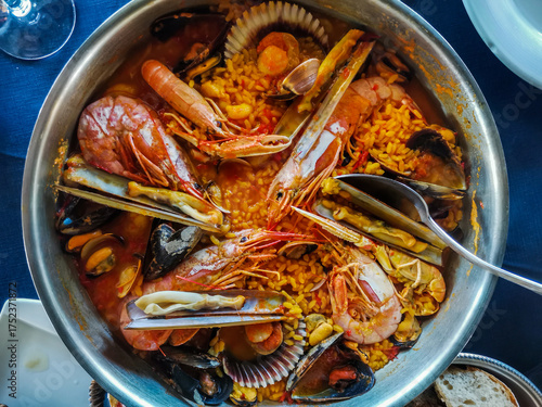 Sartén con arroz, gambas, mejillones, langostinos y zamburiñas