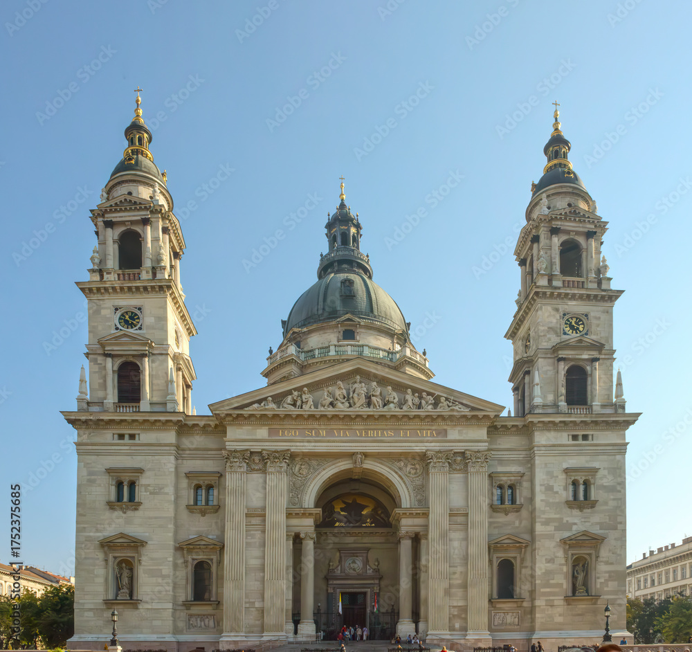 Fototapeta premium Closeup main facade of St. Stephen's Basilica in Budapest, Hungary.