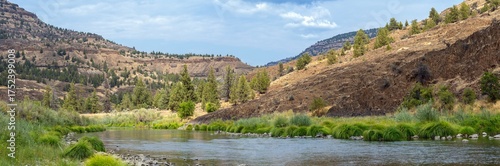 Canvastavla Panorama of the John Day river flowing below the bluffs at the Service Creek Cam