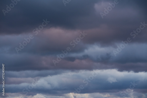 Cuadro en lienzo Dramatic dark storm clouds fill the sky, a moody and ominous natural background before a thunderstorm or heavy rain