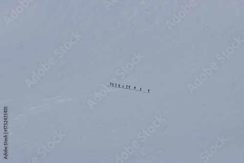 En las montañas el destino se encuentra con los colores azules y blancos de la nieve en el monte blanco de los alpes italianos. La nieve es espectacular