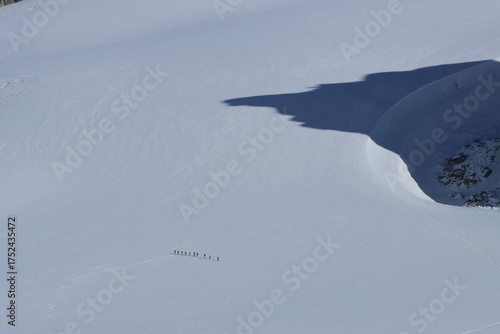 En las montañas el destino se encuentra con los colores azules y blancos de la nieve en el monte blanco de los alpes italianos. La nieve es espectacular