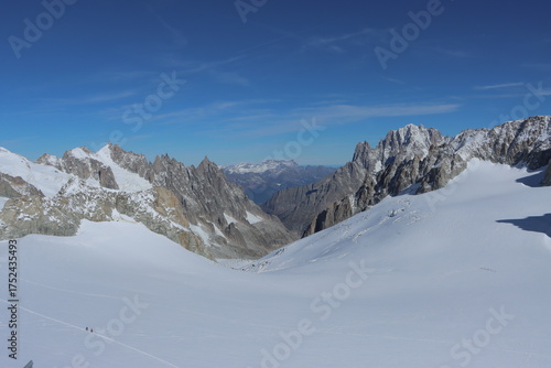 En las montañas el destino se encuentra con los colores azules y blancos de la nieve en el monte blanco de los alpes italianos. La nieve es espectacular