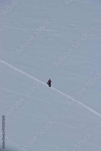 En las montañas el destino se encuentra con los colores azules y blancos de la nieve en el monte blanco de los alpes italianos. La nieve es espectacular