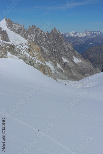 En las montañas el destino se encuentra con los colores azules y blancos de la nieve en el monte blanco de los alpes italianos. La nieve es espectacular