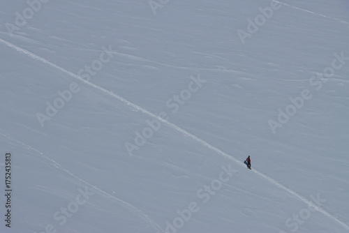 En las montañas el destino se encuentra con los colores azules y blancos de la nieve en el monte blanco de los alpes italianos. La nieve es espectacular