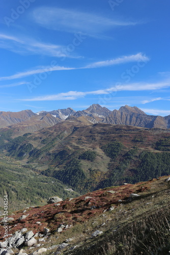 En las montañas el destino se encuentra con los colores azules y blancos de la nieve en el monte blanco de los alpes italianos. La nieve es espectacular