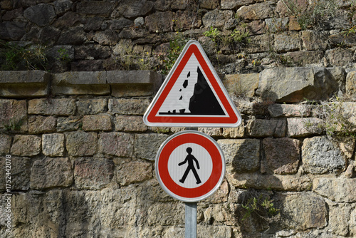 Panneaux de signalisation : danger chute de pierres et interdit aux piétons.