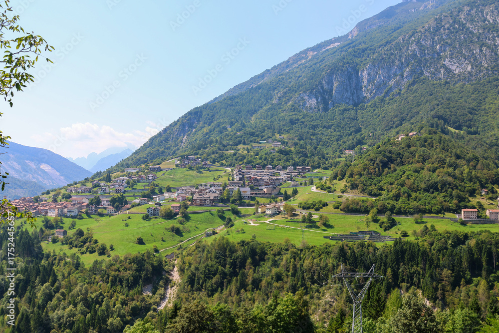 Fototapeta premium Paesaggio della Diga del Vajont a Longarone, Italia