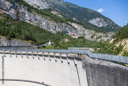 Vista della diga del Vajont, famosa per il disastro, a Longarone, Italia
