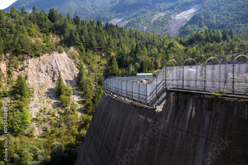 Vista della diga del Vajont, famosa per il disastro, a Longarone, Italia