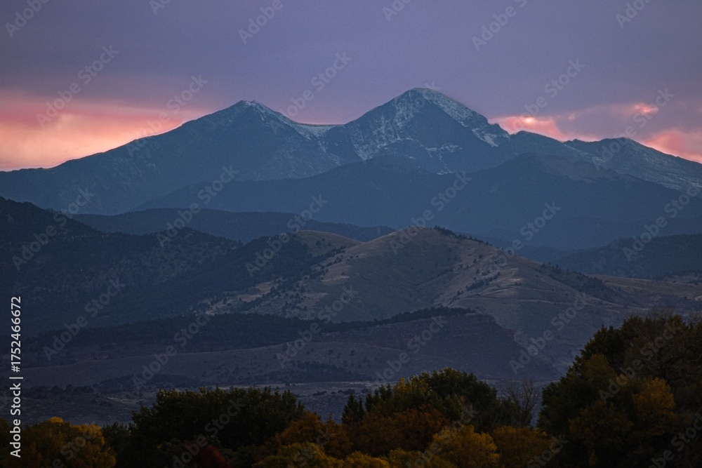 Naklejka premium sunset over the mountains