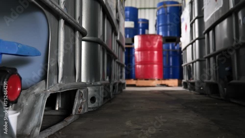 A 1000-liter cubic chemical storage tank with a reinforced steel frame is placed in a warehouse, symbolizing strength, safety, and efficiency in industrial chemical storage and logistics management.