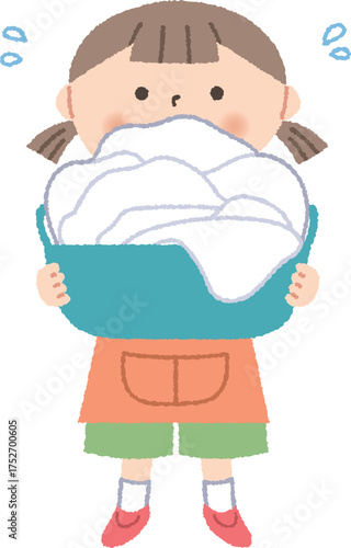 大量の洗濯物を持っている女の子