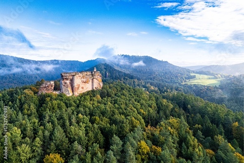 Luftaufnahme der Burgruine Fleckenstein im Elsass – historische Festung auf Sandsteinfelsen inmitten dichter Wälder der Nordvogesen