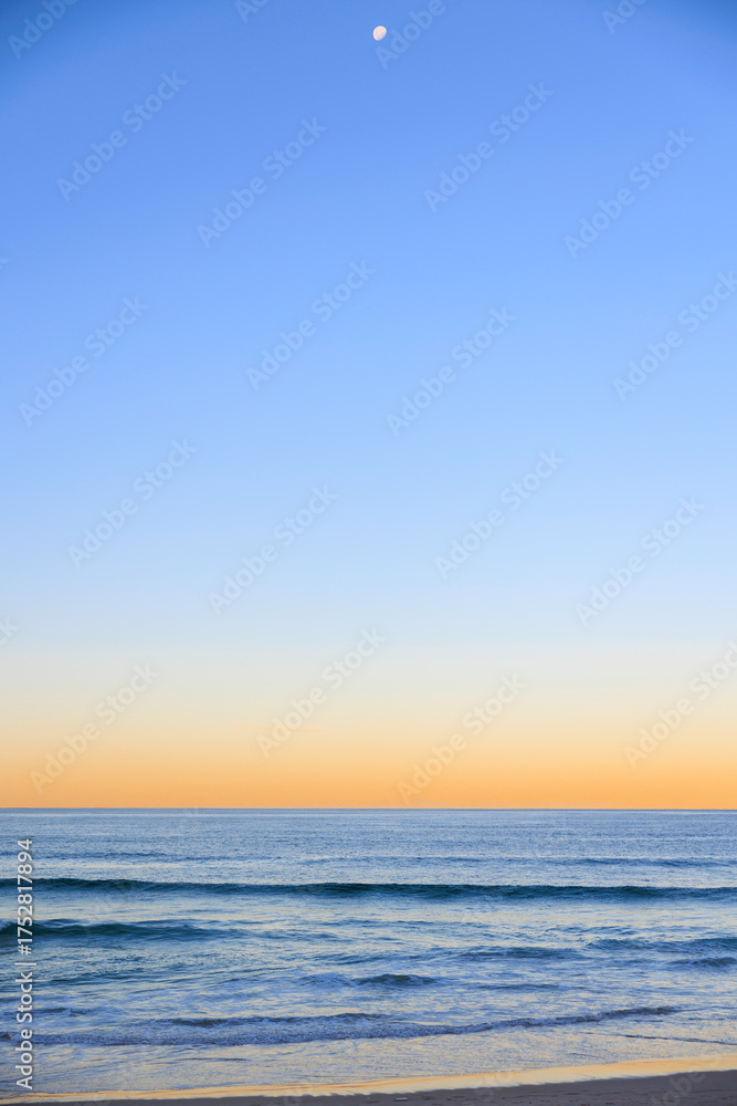 Obraz premium 海に沈む夕日、オーストラリアのゴールドコースト