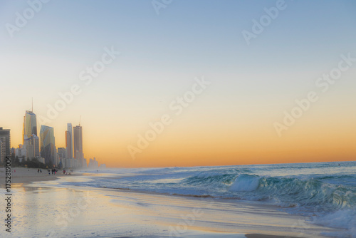 ゴールドコーストの海岸から見た都市部と夕暮れ