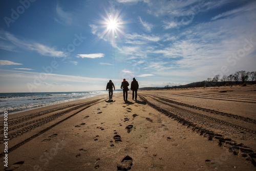 Fototapeta Naklejka Na Ścianę i Meble -   walking on the beach, people silhouette, visual
