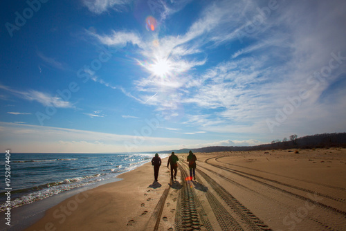 Fototapeta Naklejka Na Ścianę i Meble -   walking on the beach, people silhouette, visual