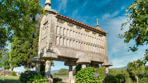 Hórreo tradicional gallego en Ponte Sampaio, Pontevedra, para mantener y conservar los alimentos y el grano alejados de la humedad y animales