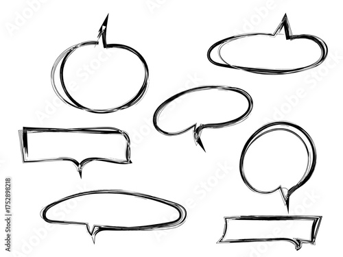 Conjunto de bocadillos de diálogo en blanco con estilo de boceto a mano alzada en fondo blanco, ideal para diseño gráfico, cómics o ilustraciones creativas