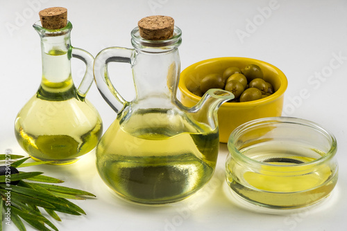 Aceiteras, tarro de cristal y aceitunas