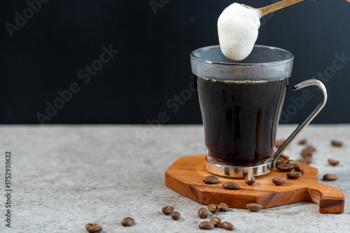 ホットコーヒーとにホイップクリームを入れる