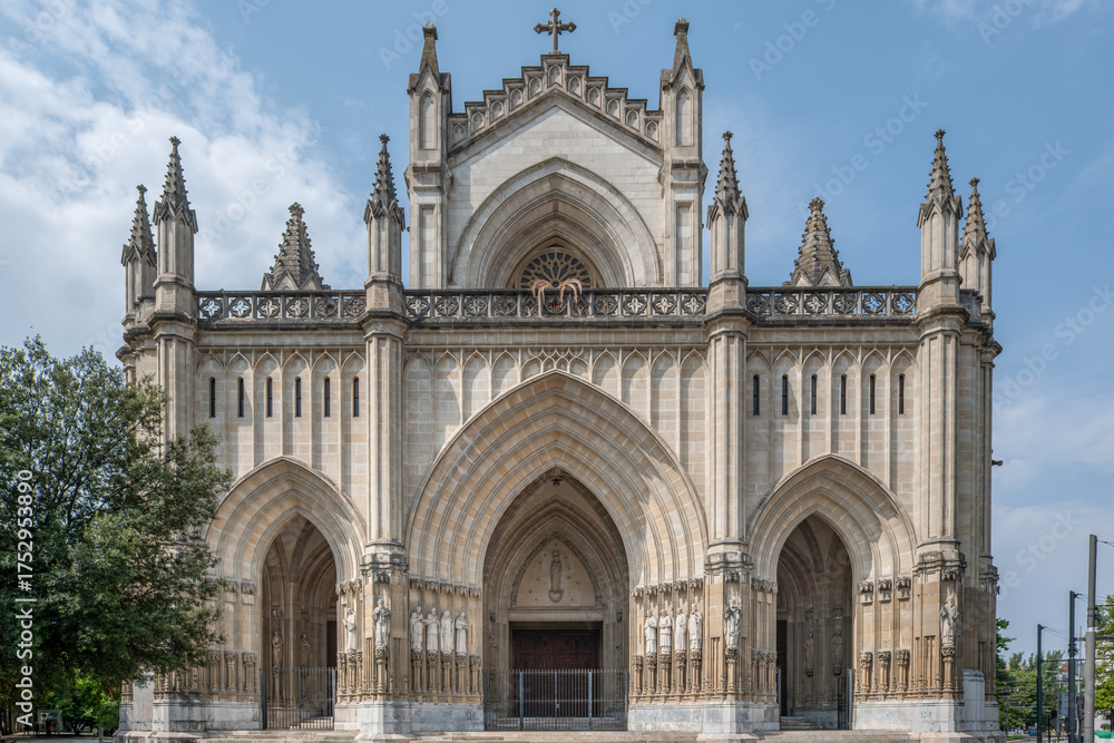 Fototapeta premium New Cathedral Mary Immaculate (Catedral Nueva de María Inmaculada) Complete Neo-Gothic Facade, Vitoria-Gasteiz, Spain