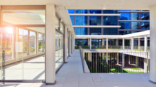 Fotografía Modern luxury office building