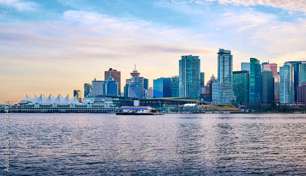 Fototapeta premium Vancouver skyline at sunset. View from Stanley Park. British Columbia, Canada