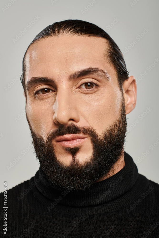 Obraz premium Stylish portrait of a handsome Middle Eastern man in a studio setting