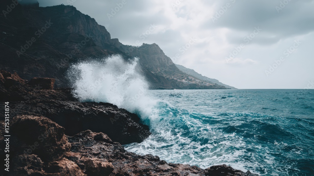 Obraz premium Coastal waves crashing against rocky shoreline under moody sky