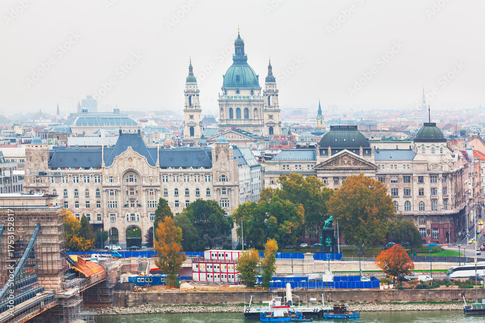 Obraz premium Budapest downtown district with view of Saint Stephen Basilica. Panoramic view of Budapest cityscape, showcasing historical architecture and the Danube River
