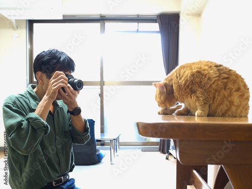 ペットのねこを撮影する男性