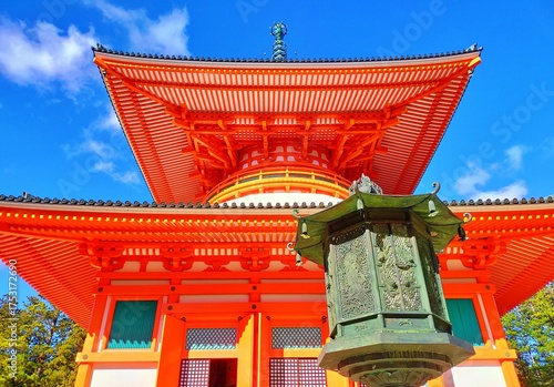 青空と朱色が鮮やかな多宝塔