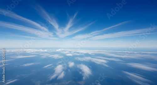 深い青空に描かれる雲の軌跡