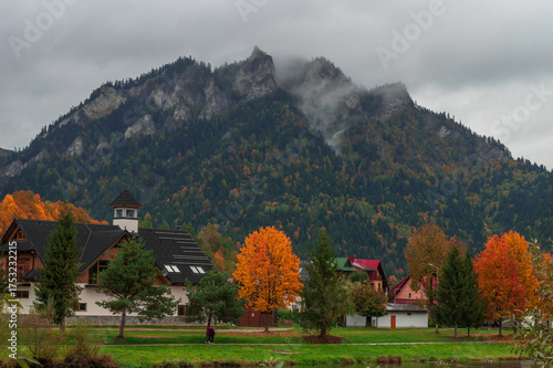 Miejscowość Czerwony Klasztor usytuowany nad rzeką Dunajec widok na trzy korony i rzekę Dunajec.