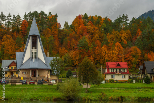 Miejscowość Czerwony Klasztor usytuowany nad rzeką Dunajec widok na trzy korony i rzekę Dunajec.